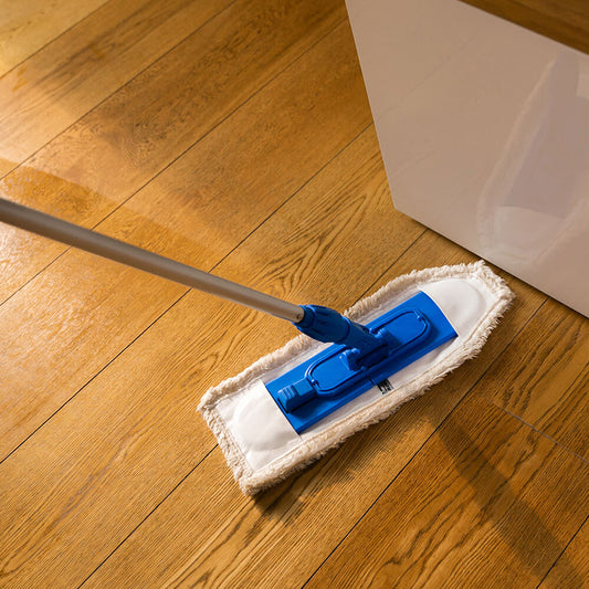 Jak skutecznie dbać o domowe powierzchnie drewniane bez użycia detergentów?