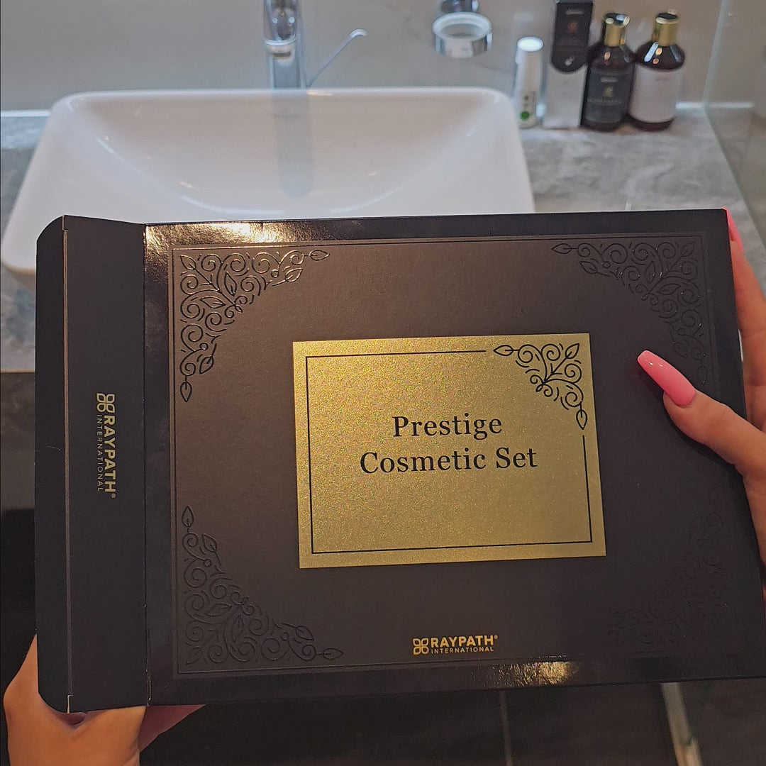Załaduj wideo: Prestige Cosmetic Set opening